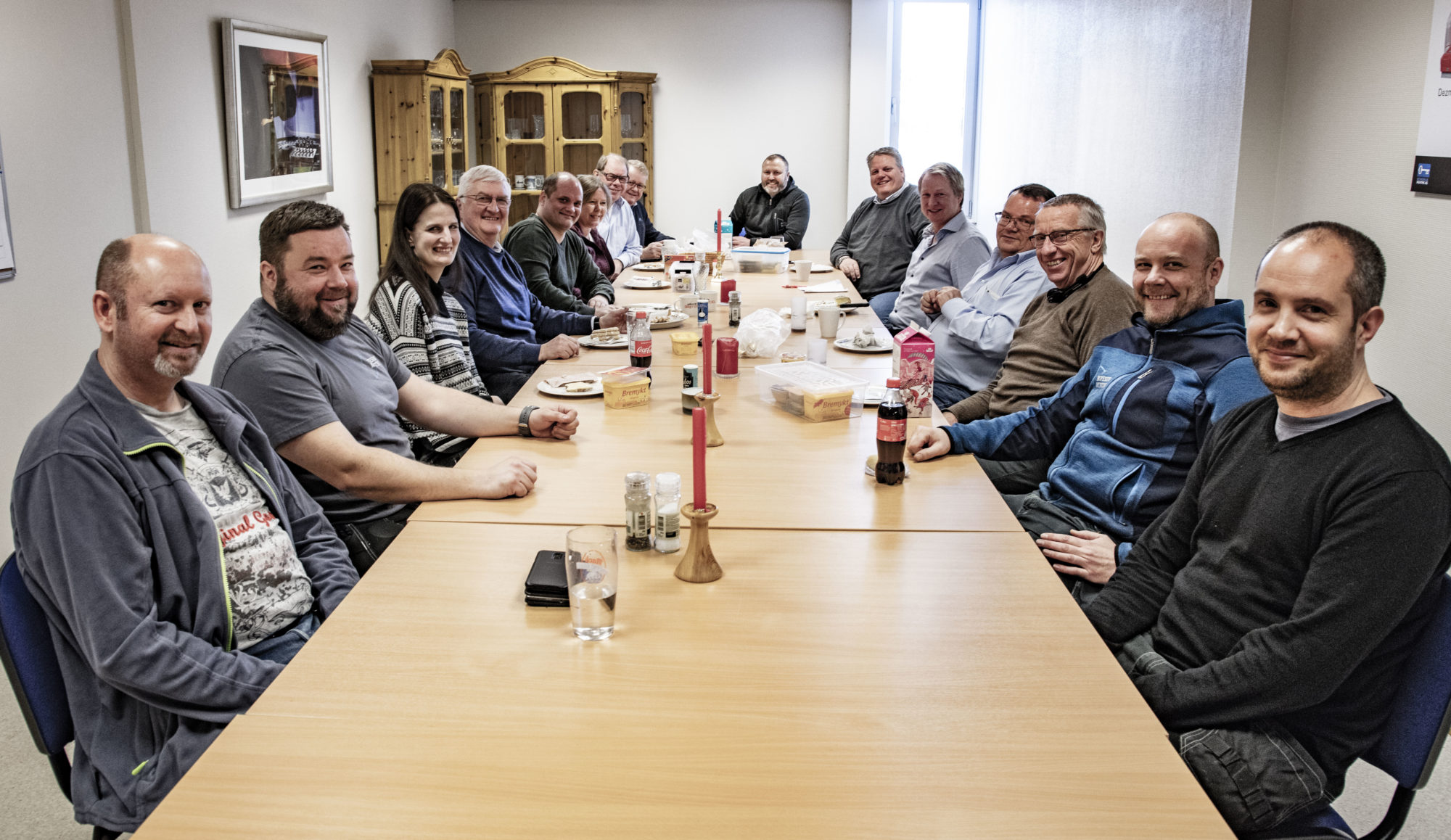 Bilde av ansatte hos Boyesen & Munthe rundt et bord